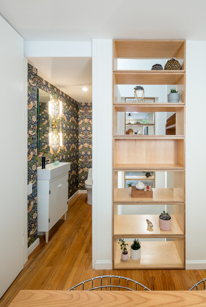Mittelgroße Skandinavische Wohnküche mit weißer Wandfarbe und hellem Holzboden in Philadelphia