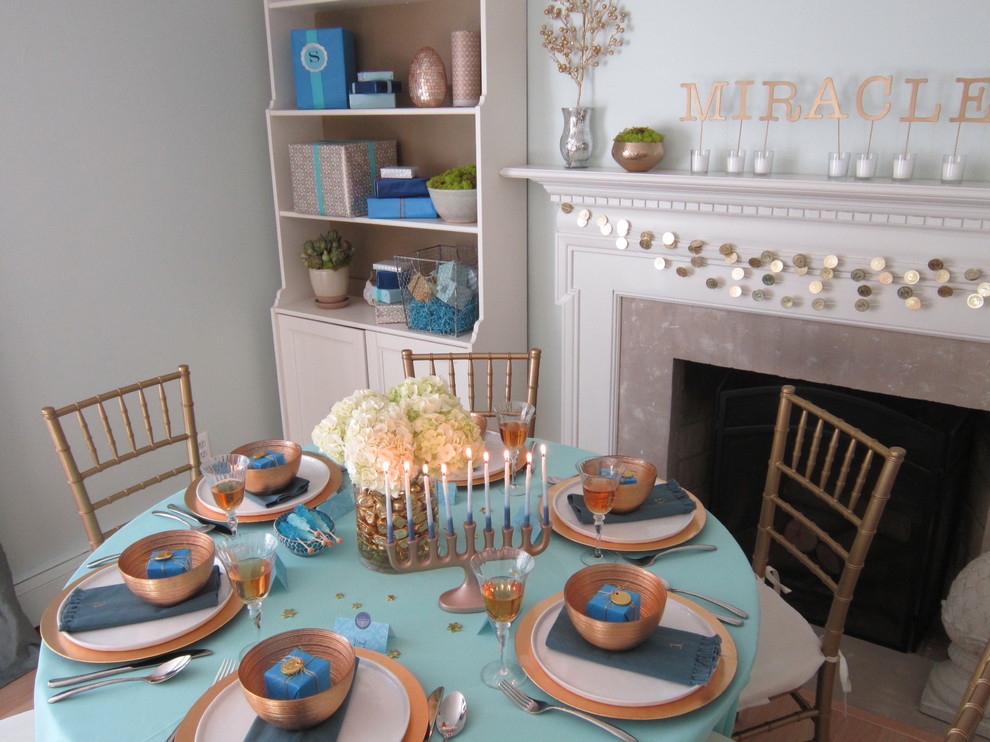 Imagen de comedor clásico renovado con paredes azules y todas las chimeneas