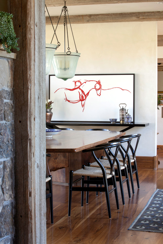 Diseño de comedor rural de tamaño medio cerrado con paredes beige y suelo de madera en tonos medios