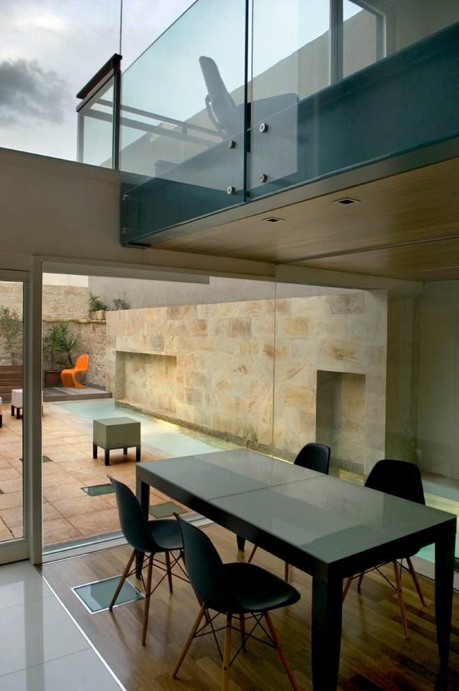 Exemple d'une salle à manger tendance avec un mur beige et parquet foncé.