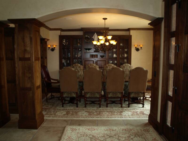 Ispirazione per una grande sala da pranzo aperta verso il soggiorno classica con pareti beige, nessun camino e pavimento in gres porcellanato