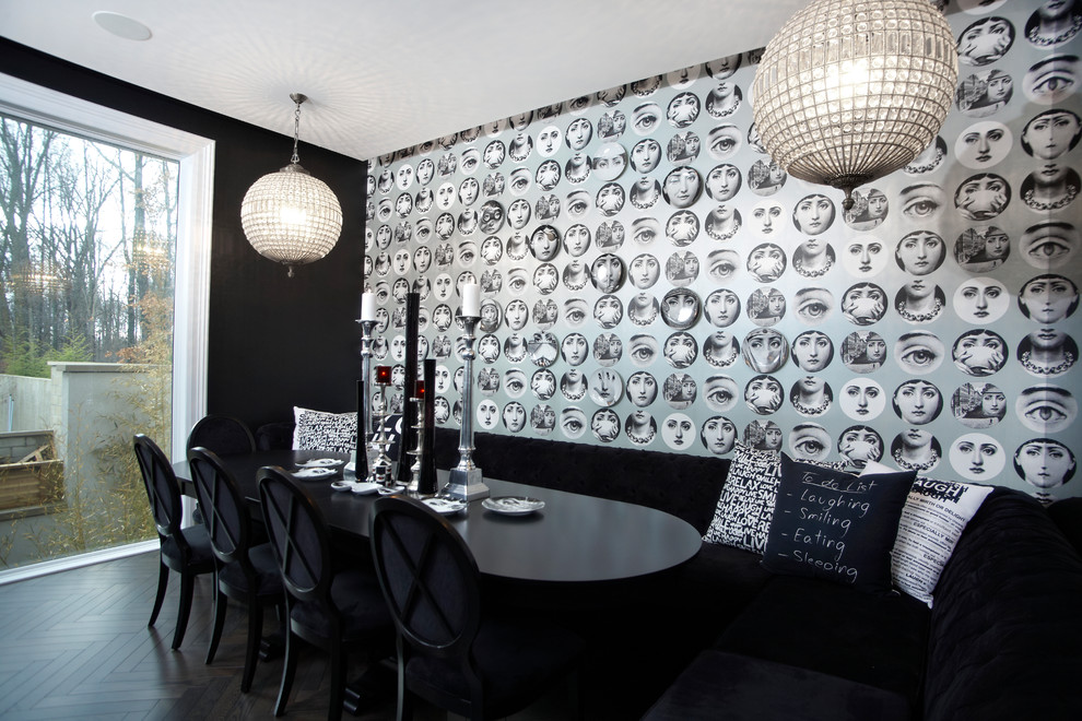 Cette photo montre une salle à manger tendance avec un mur noir, parquet foncé et un sol noir.