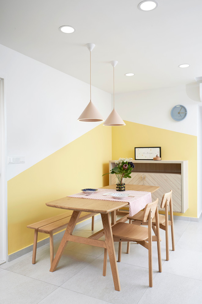 Idée de décoration pour une salle à manger design avec un mur jaune, aucune cheminée, un sol gris et éclairage.