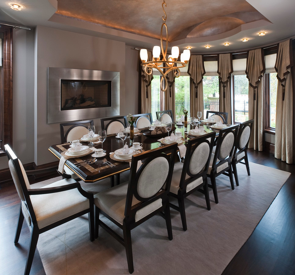 Cette photo montre une grande salle à manger tendance avec un mur gris, parquet foncé, une cheminée ribbon, un manteau de cheminée en métal et un sol marron.
