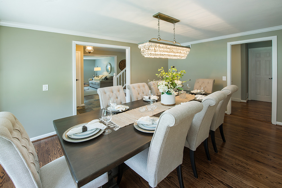 Idee per una sala da pranzo tradizionale chiusa e di medie dimensioni con pareti verdi, pavimento in legno massello medio e pavimento marrone