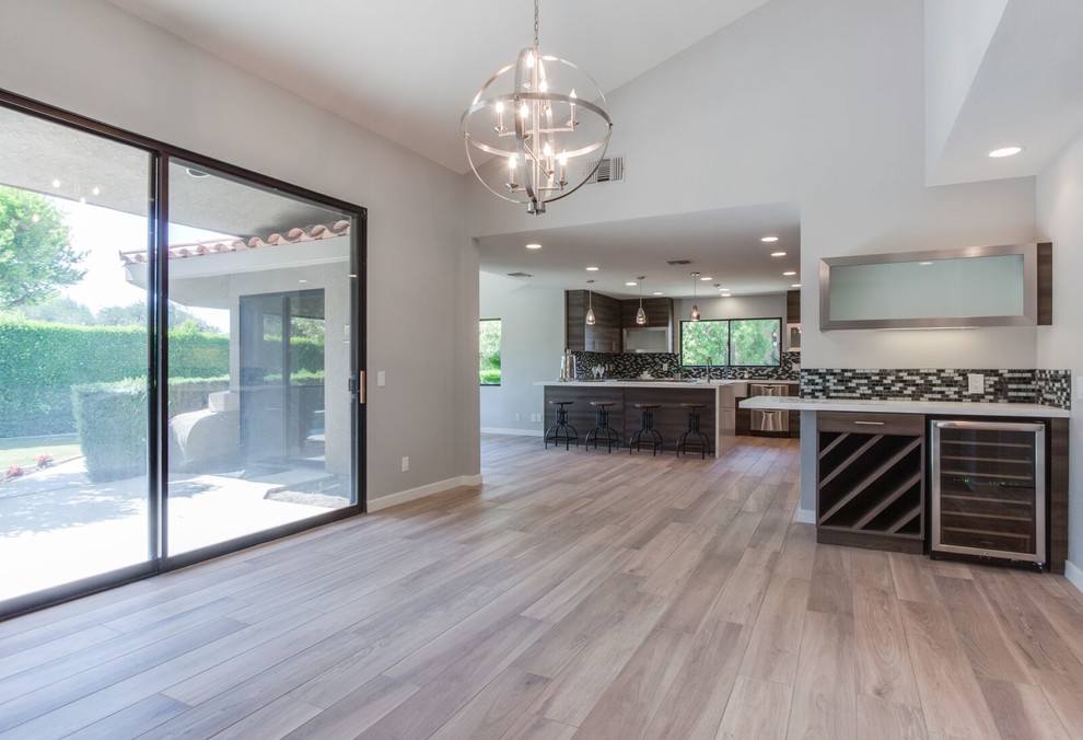 Inspiration pour une grande salle à manger ouverte sur la cuisine minimaliste avec un mur gris et un sol en carrelage de céramique.