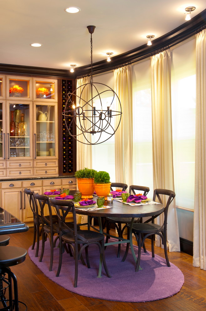 Idée de décoration pour une rideau de salle à manger design avec un sol en bois brun.