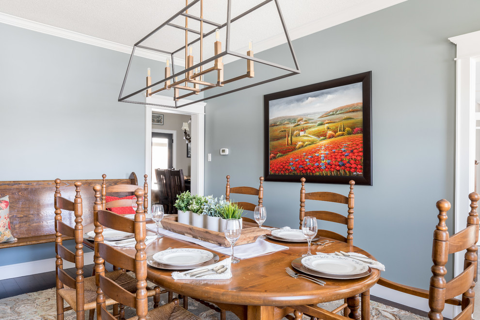 Inspiration pour une très grande salle à manger traditionnelle avec un mur bleu, parquet foncé et un sol marron.