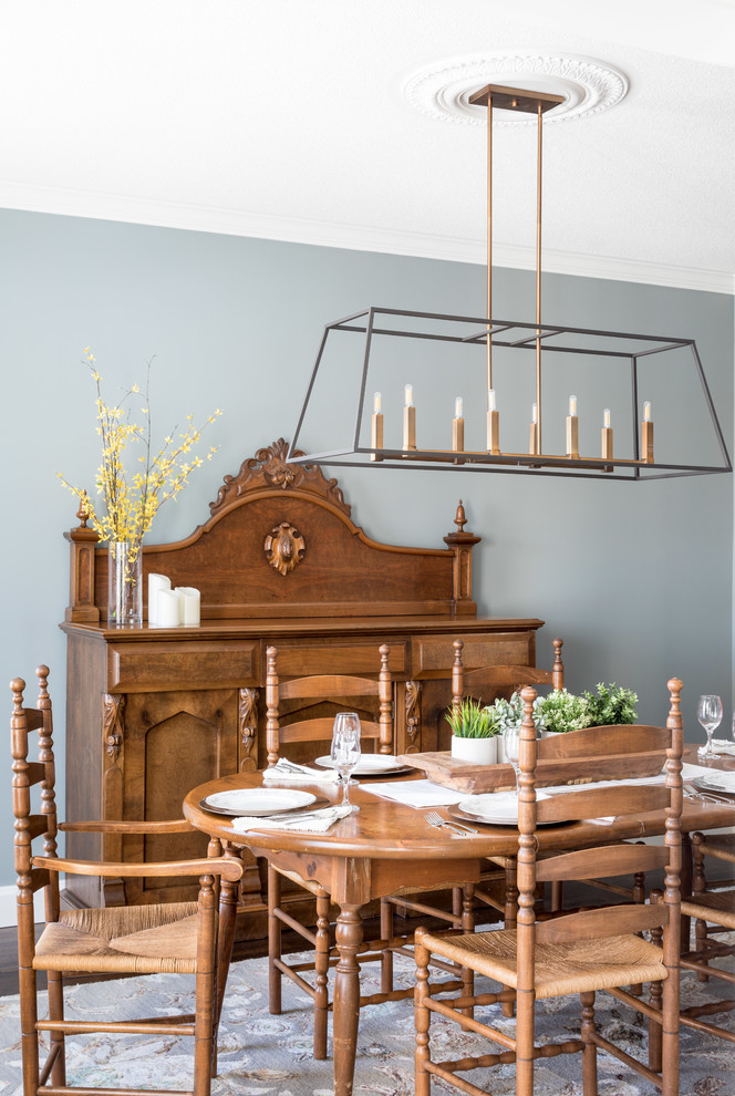 Immagine di un'ampia sala da pranzo tradizionale con pareti blu, parquet scuro e pavimento marrone