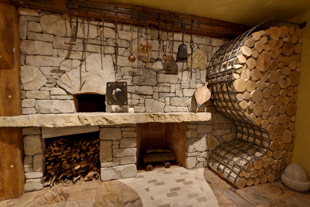 Idee per una grande sala da pranzo aperta verso la cucina rustica con pareti gialle, pavimento in marmo, stufa a legna e cornice del camino in mattoni
