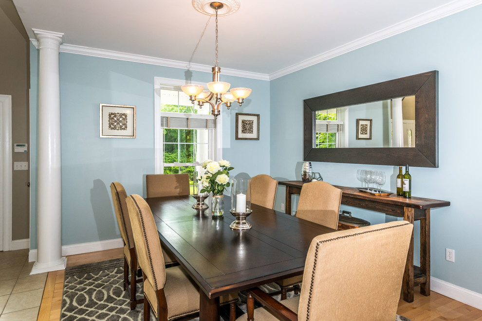Ispirazione per una sala da pranzo aperta verso il soggiorno tradizionale di medie dimensioni con pareti blu, parquet chiaro e nessun camino