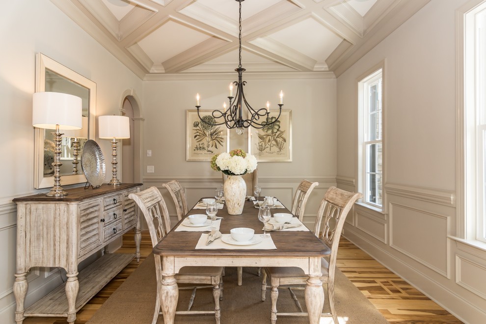 Aménagement d'une salle à manger classique fermée et de taille moyenne avec parquet clair, un mur beige et éclairage.