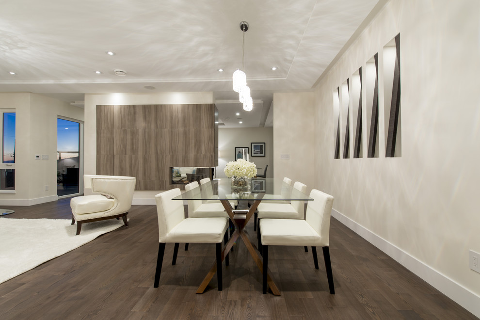 Idee per una grande sala da pranzo aperta verso il soggiorno moderna con pareti bianche, pavimento in legno massello medio e camino bifacciale
