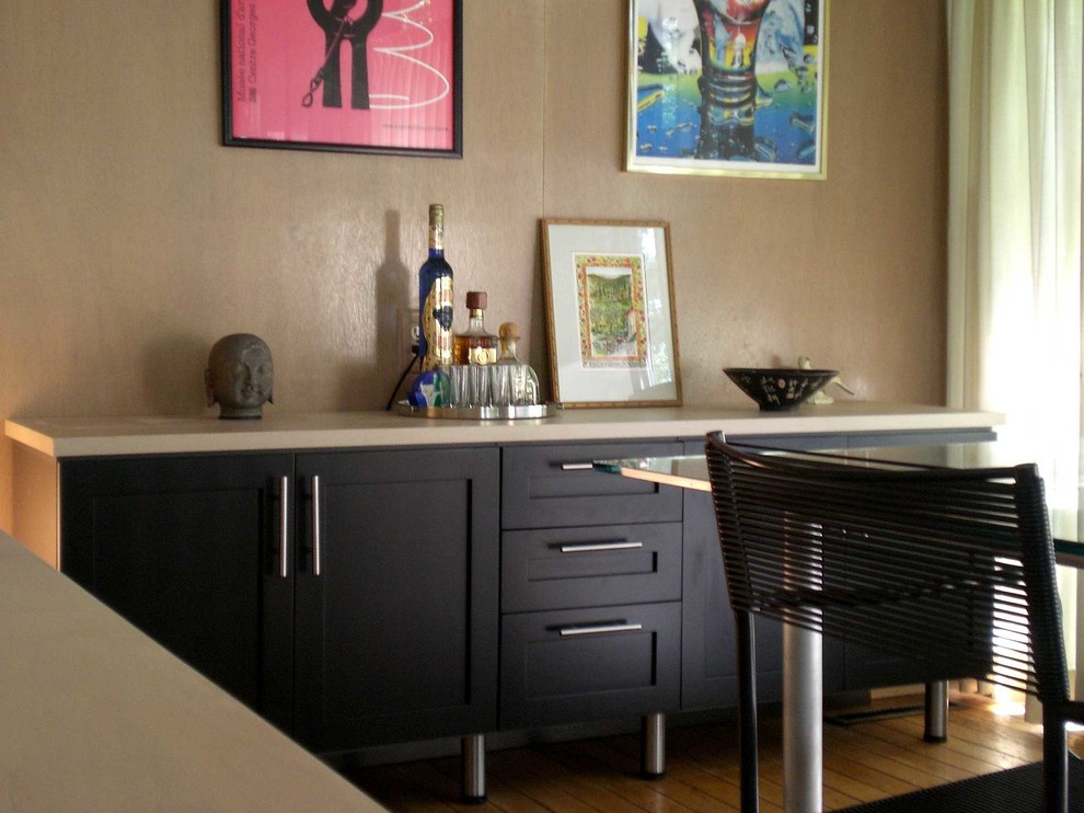 Стильный дизайн: кухня-столовая среднего размера в современном стиле - последний тренд