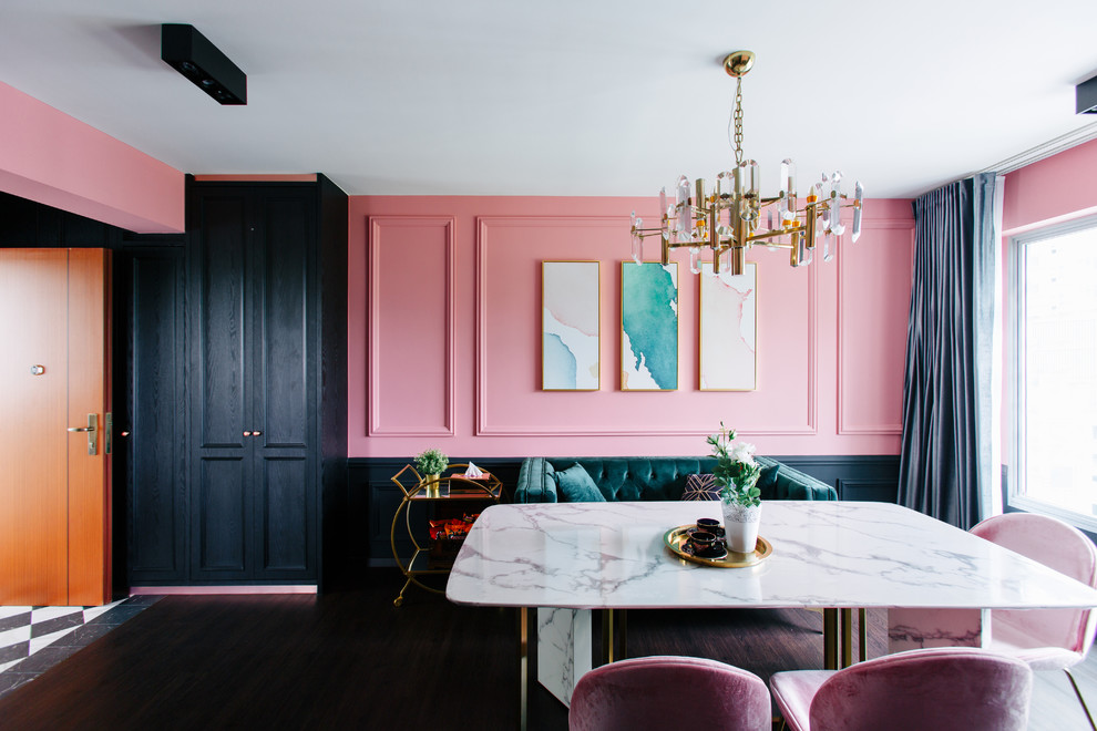 Eklektisk inredning av en matplats, med rosa väggar, mörkt trägolv och brunt golv