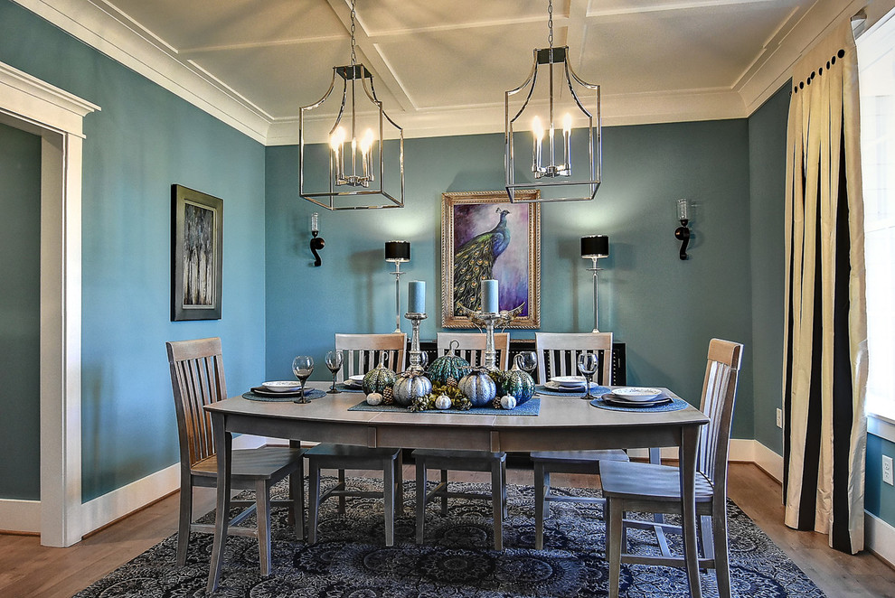 Foto de comedor clásico renovado pequeño cerrado sin chimenea con paredes azules, suelo de madera en tonos medios y suelo marrón