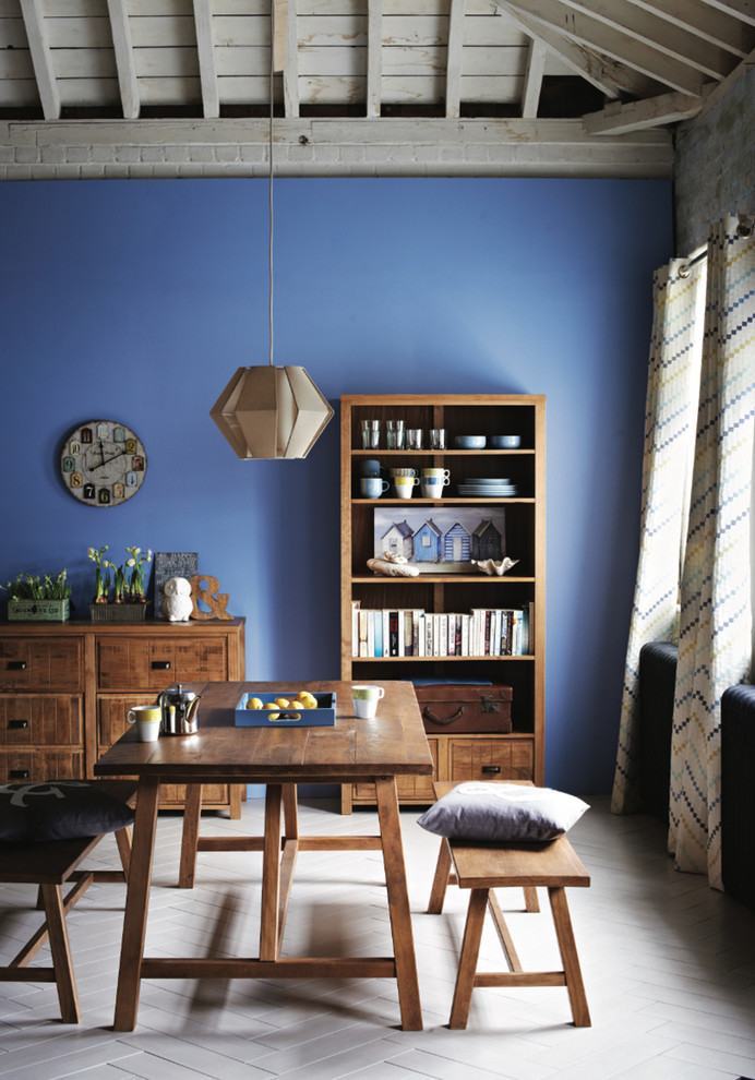 Idées déco pour une salle à manger scandinave avec un mur bleu et un sol blanc.