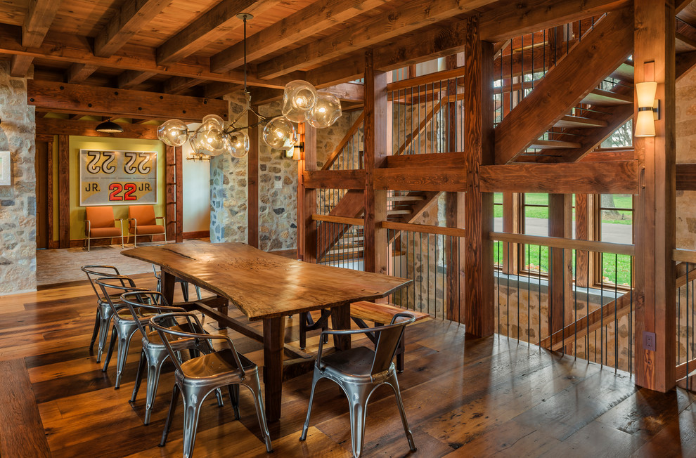 Idée de décoration pour une salle à manger champêtre avec un sol en bois brun.