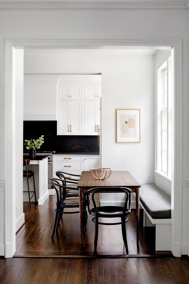 Esempio di una piccola sala da pranzo contemporanea con pareti bianche, parquet scuro e pavimento marrone