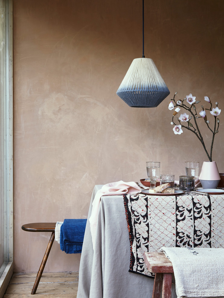 Стильный дизайн: столовая в стиле рустика с розовыми стенами - последний тренд