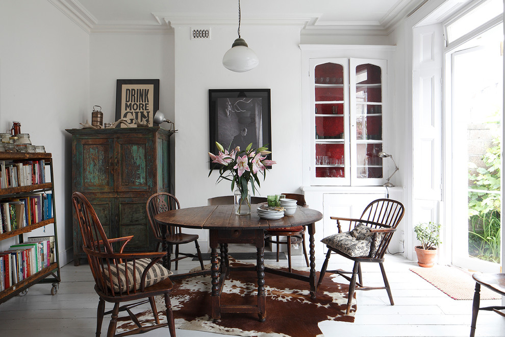 Свежая идея для дизайна: столовая в классическом стиле с белыми стенами, деревянным полом и стандартным камином - отличное фото интерьера