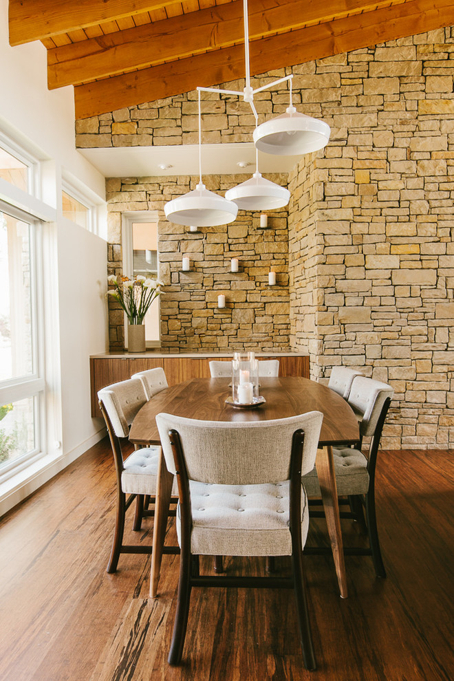 Esempio di una sala da pranzo moderna con pareti bianche e pavimento in legno massello medio