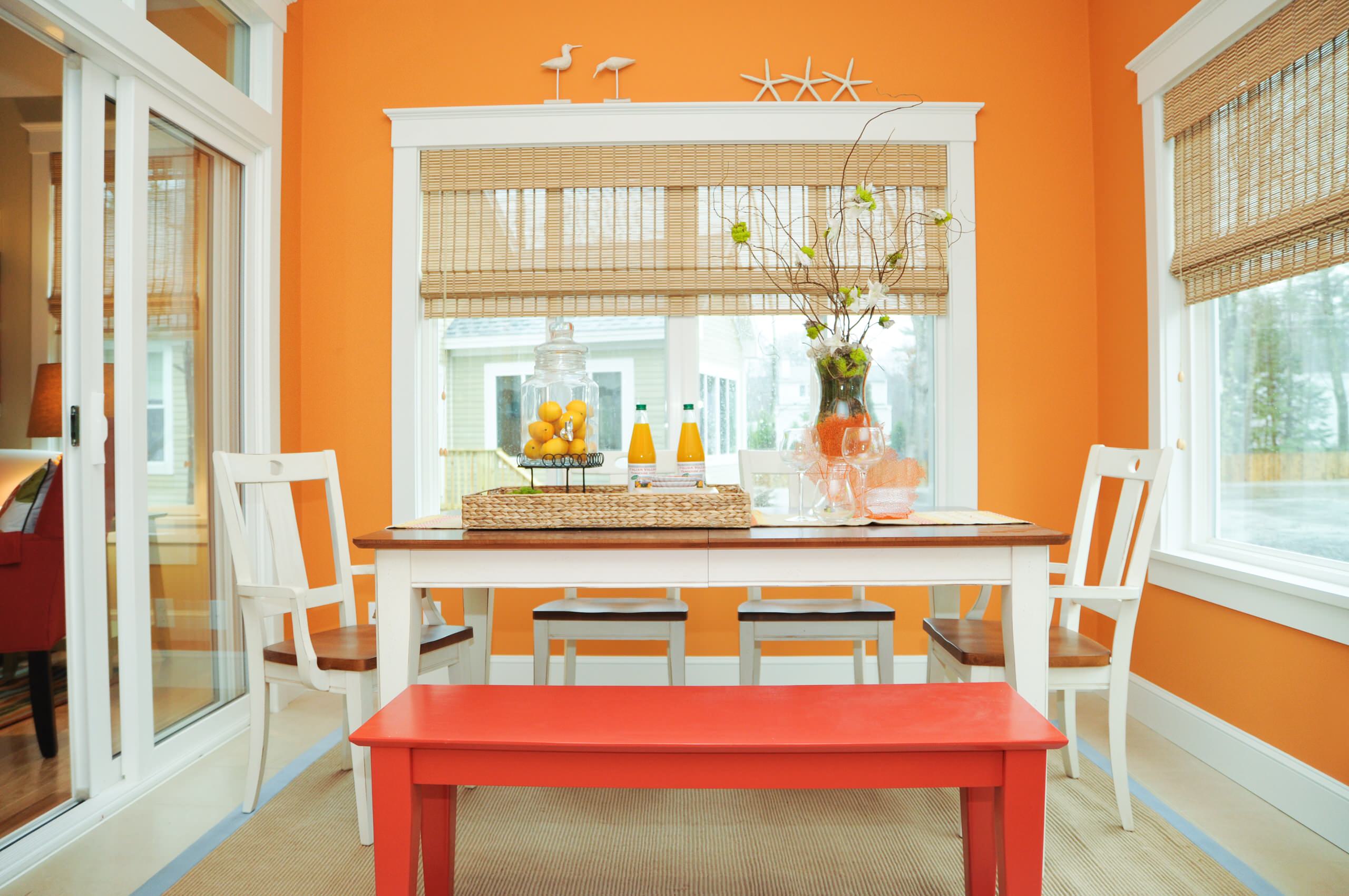 сочетание оранжевого и голубого в интерьере кухни