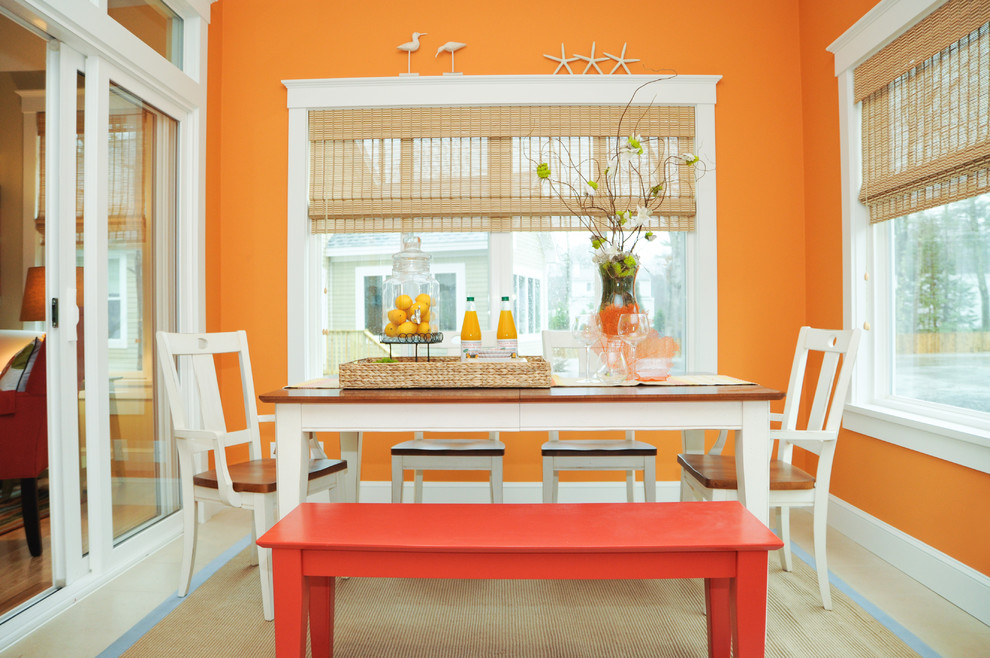 Immagine di una sala da pranzo contemporanea chiusa e di medie dimensioni con pareti arancioni, pavimento con piastrelle in ceramica, nessun camino e pavimento beige