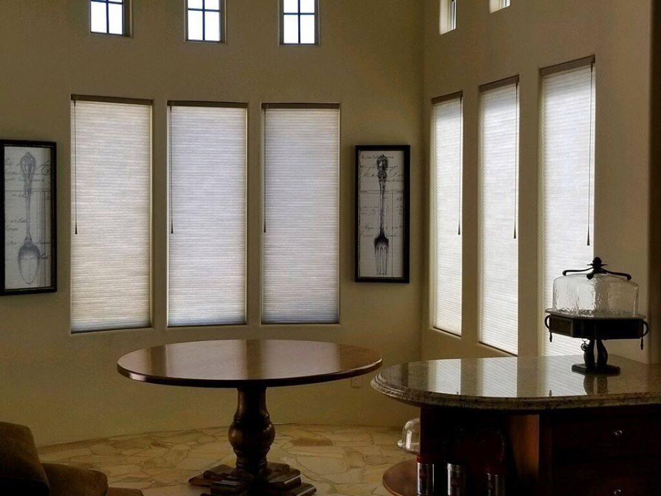 Ejemplo de comedor abovedado de estilo americano de tamaño medio con con oficina, paredes beige, suelo de mármol y suelo beige