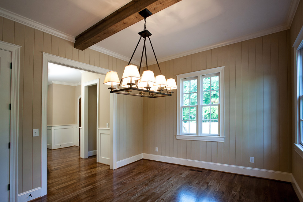 Stilmix Wohnküche mit beiger Wandfarbe und braunem Holzboden in Raleigh