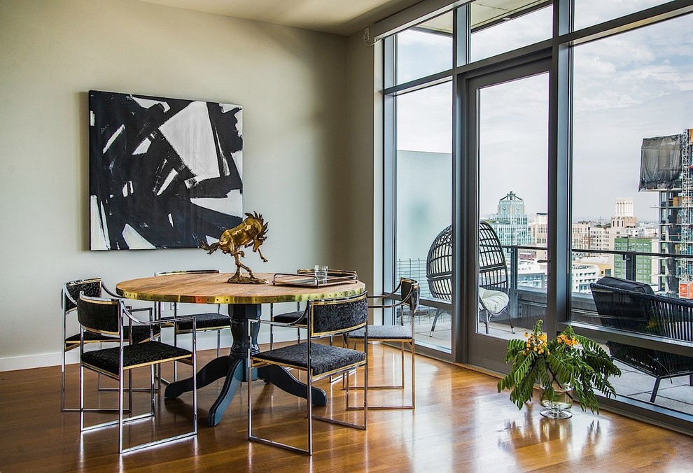 Immagine di una sala da pranzo aperta verso il soggiorno contemporanea di medie dimensioni con pareti beige, pavimento in legno massello medio e pavimento marrone
