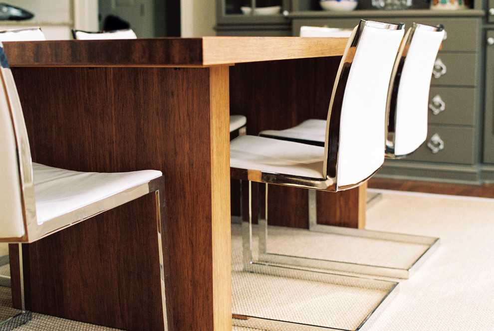 Esempio di una sala da pranzo aperta verso la cucina contemporanea di medie dimensioni con pareti bianche e pavimento in legno massello medio