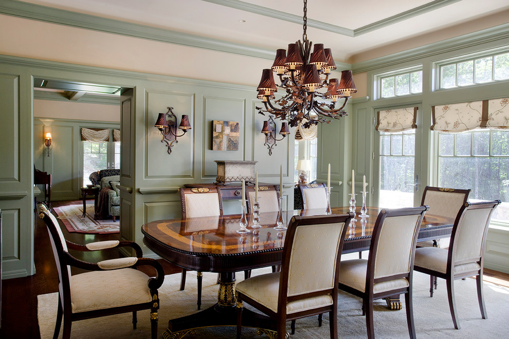 Стильный дизайн: отдельная столовая в классическом стиле с зелеными стенами и паркетным полом среднего тона - последний тренд