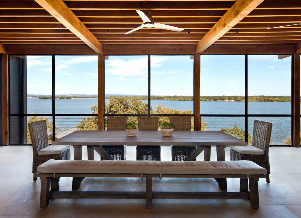 Immagine di una grande sala da pranzo aperta verso il soggiorno costiera con parquet chiaro