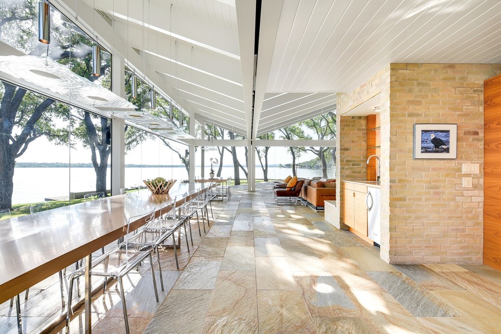 Esempio di una grande sala da pranzo aperta verso il soggiorno moderna con pavimento in ardesia