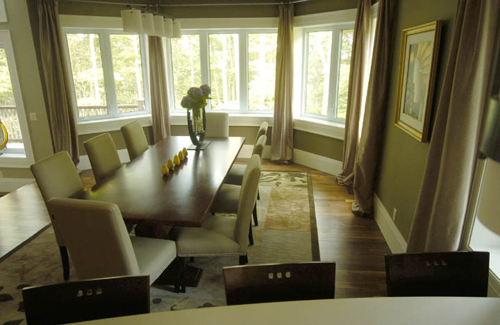 Стильный дизайн: кухня-столовая среднего размера в классическом стиле с зелеными стенами, паркетным полом среднего тона и коричневым полом без камина - последний тренд