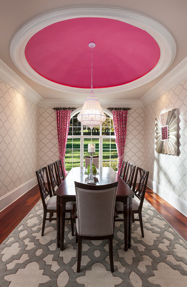 Immagine di una sala da pranzo aperta verso il soggiorno tradizionale di medie dimensioni con parquet scuro e pareti multicolore