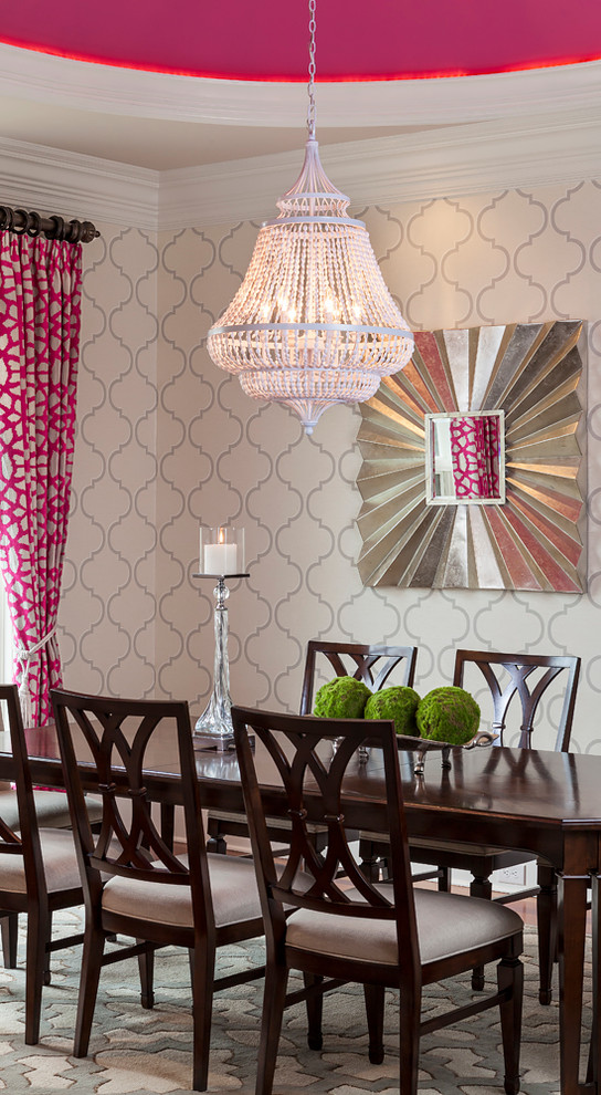 Inspiration pour une salle à manger traditionnelle de taille moyenne avec parquet foncé et un mur multicolore.