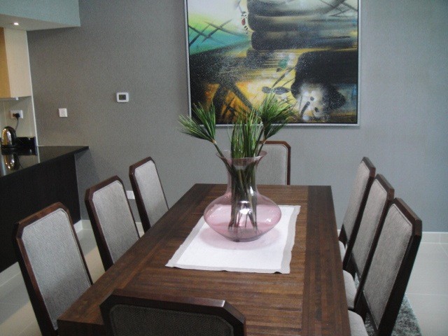 Источник вдохновения для домашнего уюта: маленькая столовая в современном стиле с коричневыми стенами для на участке и в саду
