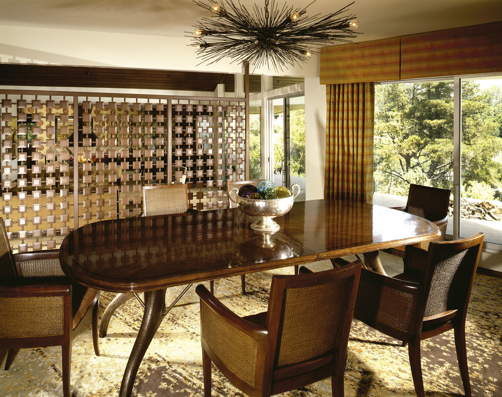 Идея дизайна: гостиная-столовая среднего размера в стиле ретро с белыми стенами, ковровым покрытием и коричневым полом без камина