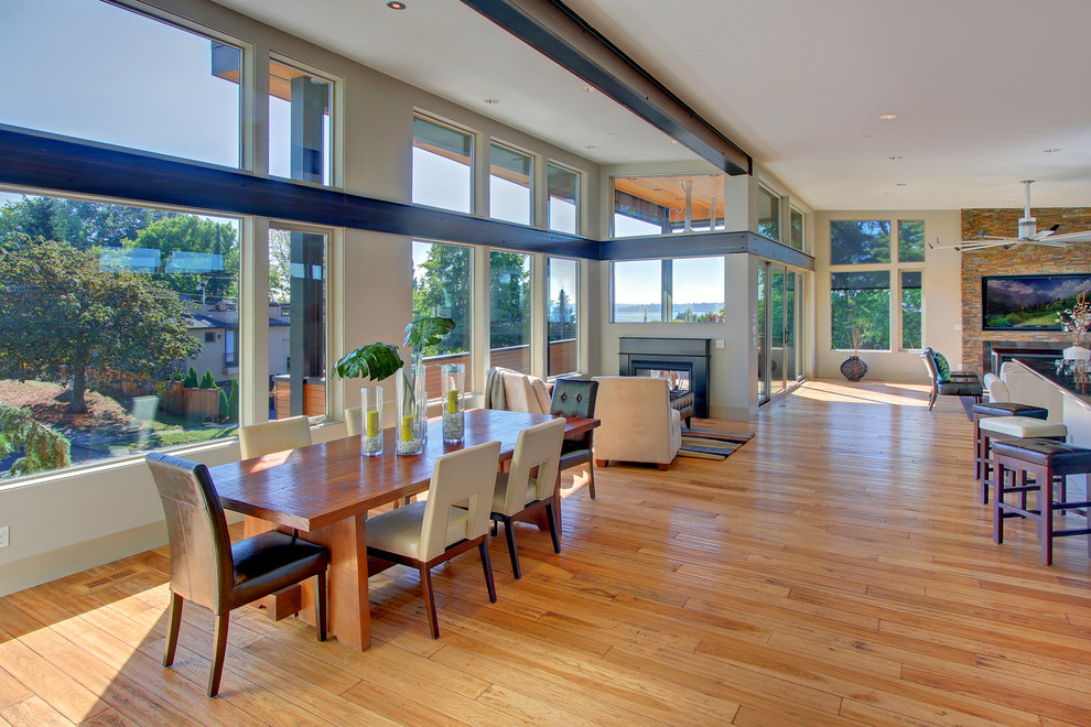 Immagine di una sala da pranzo aperta verso il soggiorno contemporanea di medie dimensioni con parquet chiaro