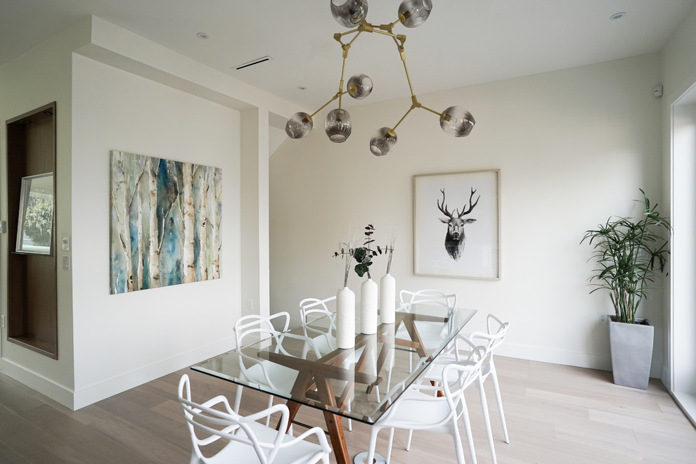 Ispirazione per una sala da pranzo minimal di medie dimensioni con pareti bianche, parquet chiaro e pavimento beige