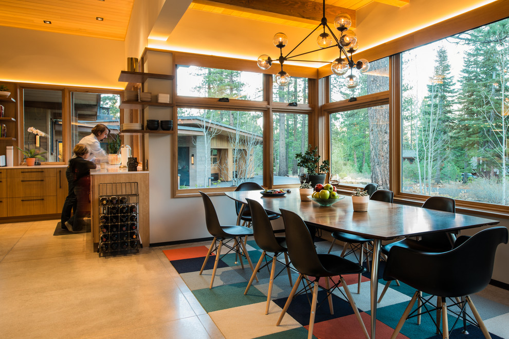 На фото: гостиная-столовая среднего размера в стиле рустика с бежевыми стенами и бетонным полом без камина