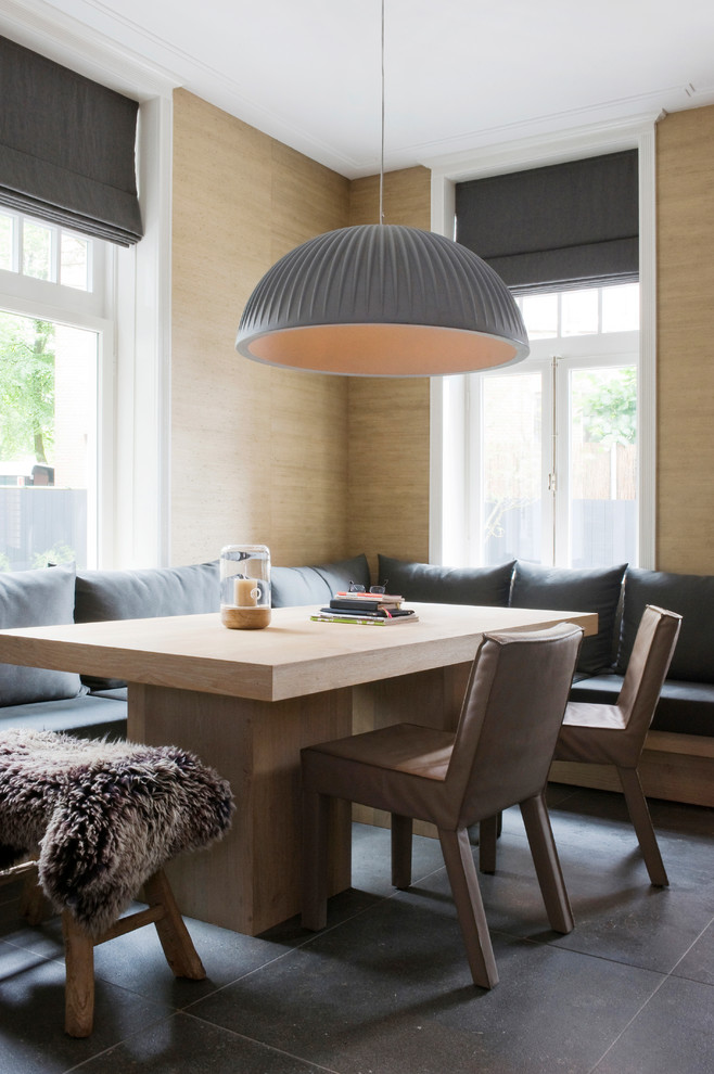Стильный дизайн: столовая в скандинавском стиле с коричневыми стенами - последний тренд