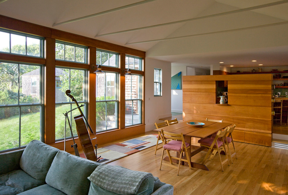Inspiration pour une salle à manger ouverte sur le salon rustique avec un mur beige, un sol en bois brun et un sol marron.