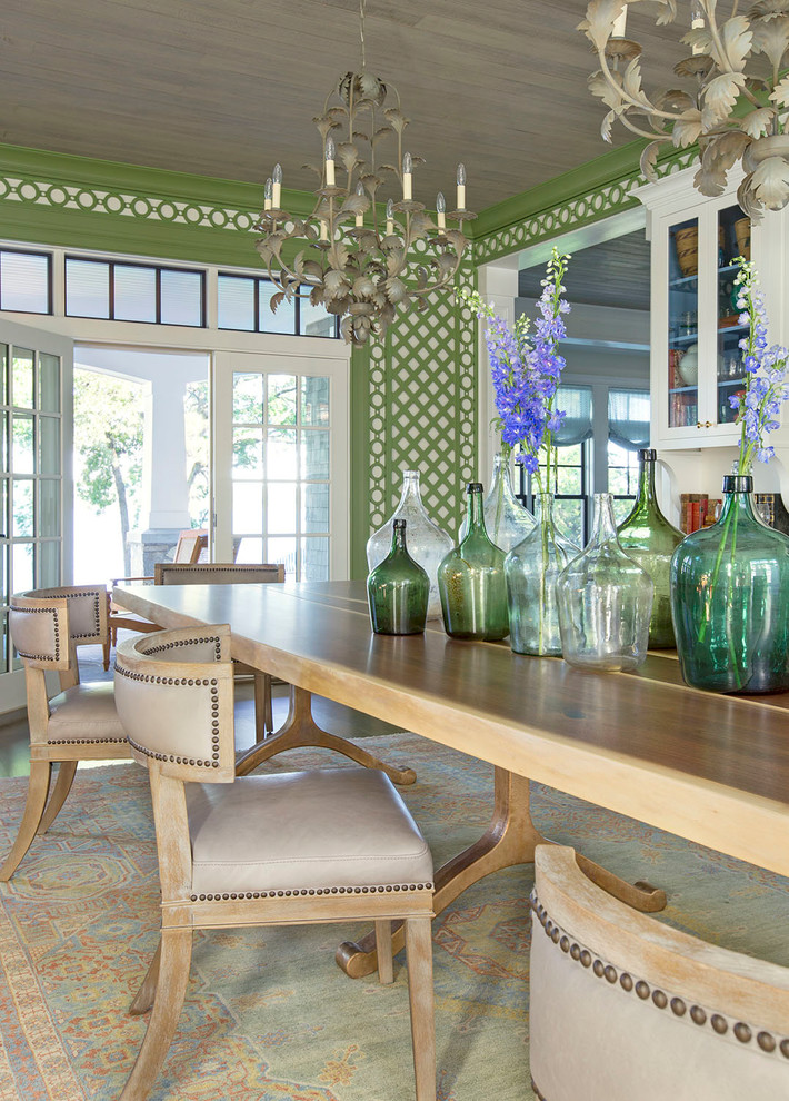 Пример оригинального дизайна: большая гостиная-столовая в стиле кантри с зелеными стенами, паркетным полом среднего тона и коричневым полом без камина