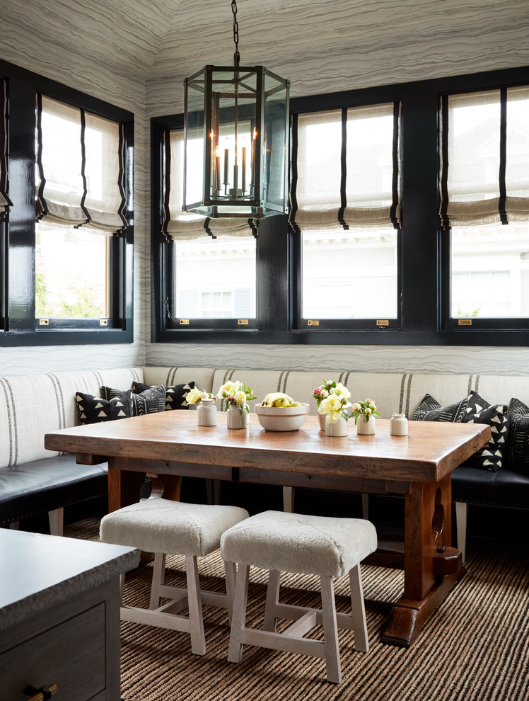 Idee per una sala da pranzo aperta verso la cucina tradizionale con pareti grigie