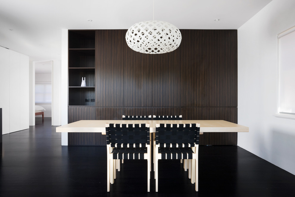 Ispirazione per una sala da pranzo minimalista di medie dimensioni con pareti bianche, parquet scuro, nessun camino e pavimento marrone