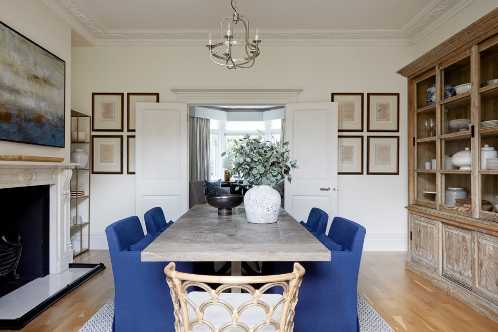 Ispirazione per una sala da pranzo tradizionale chiusa con pareti bianche, pavimento in legno massello medio e pavimento marrone