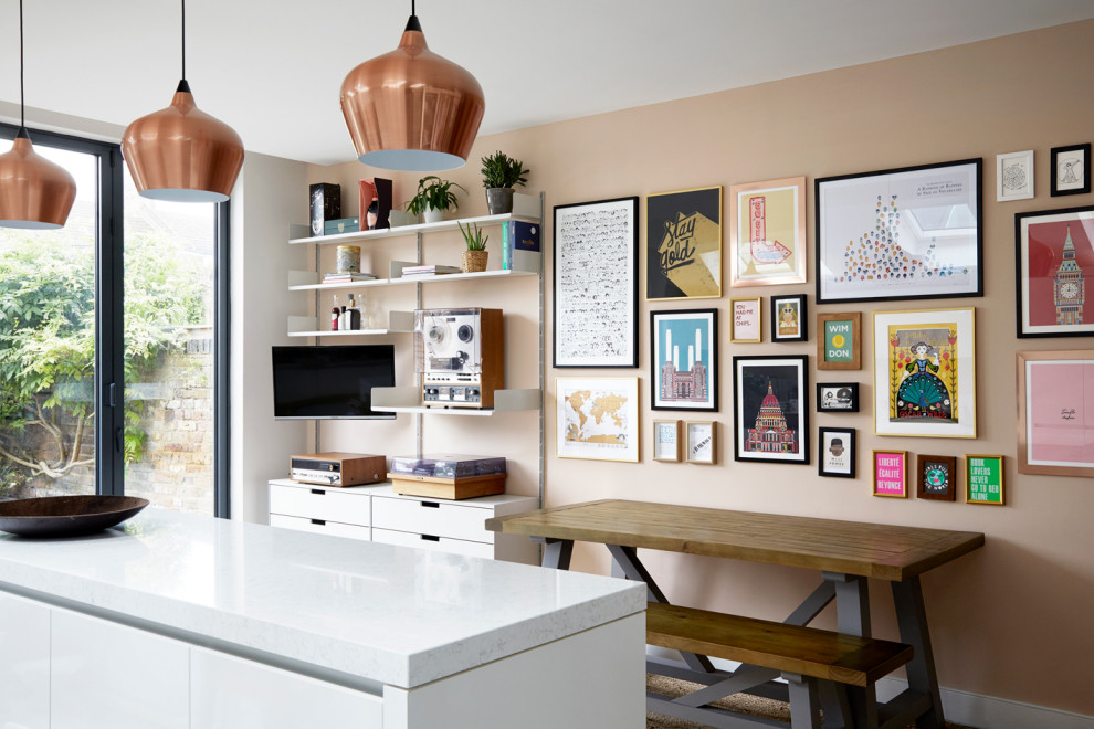 Aménagement d'une salle à manger ouverte sur la cuisine contemporaine avec un mur marron.